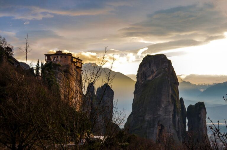 From Athens: Private Day-Tour to Meteora and Thermopylae