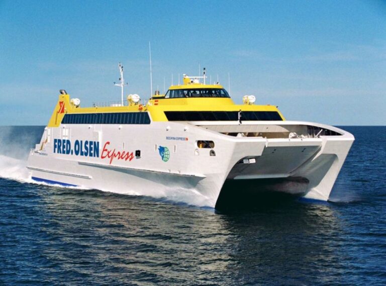 From Lanzarote: Round-Trip Ferry Transfer to Fuerteventura