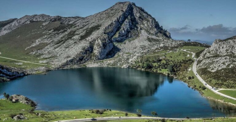 From Oviedo: Covadonga Lakes Day Tour With Guided Hike