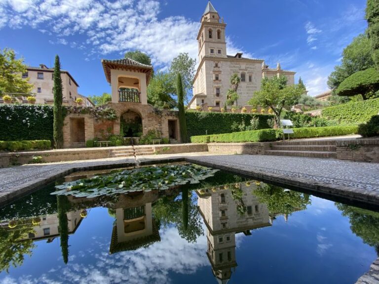 Granada: Alhambra & Generalife Fast-Track Guided Tour