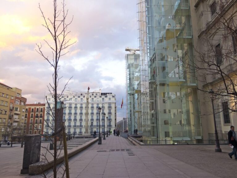 Madrid: Guided Visit to Reina Sofia Museum