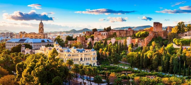 Málaga: Cathedral, Alcazaba, Roman Theater Walking Tour