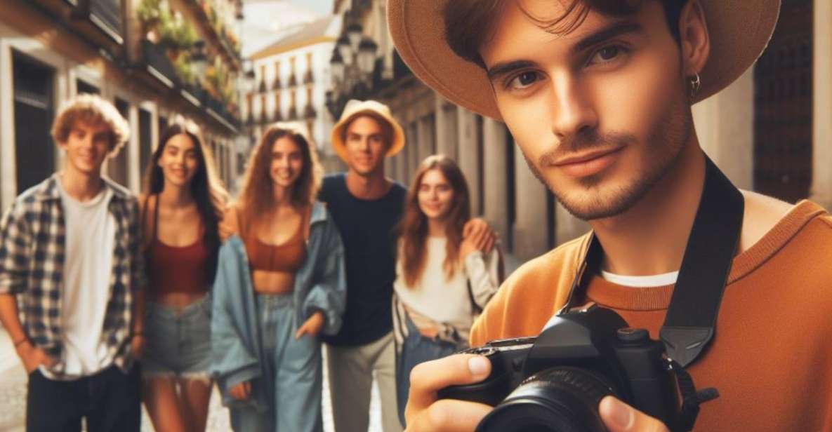 Malaga: Sightseeing Treasure Hunt & Private Paparazzi