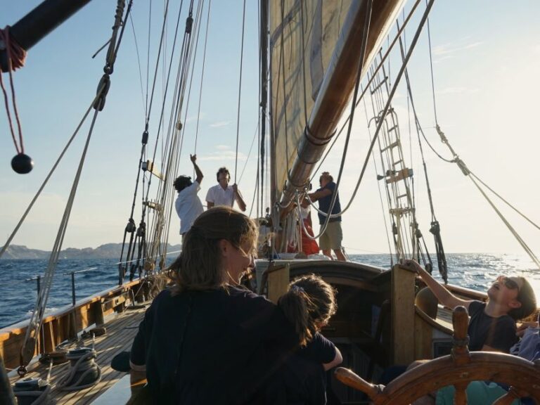 Marseille: Sunset Sailing Dinner in the Frioul Archipelago