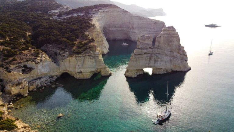 Private Daily Boat Tour to Discover the Highlights of Milos