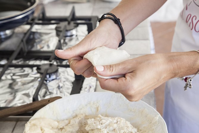 Private Pizza & Tiramisu Class at a Cesarinas Home With Tasting in Pisa