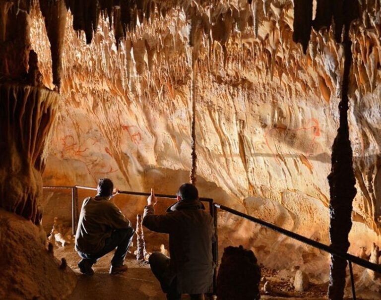 Private Tour to Cougnac Prehistoric Cave With Transportation