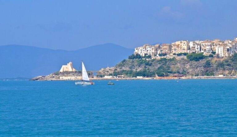 Sperlonga: Private Boat Tour to Gaeta With Pizza and Drinks