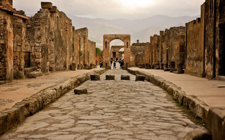 Transfer From Rome to Amalfi & Guided Pompeii