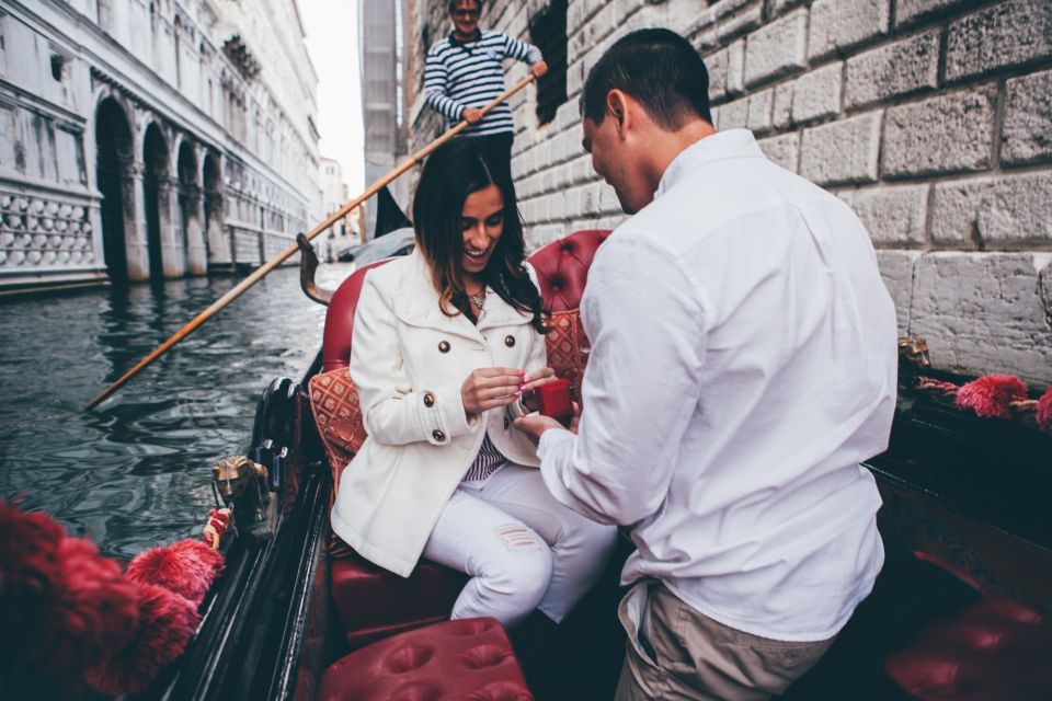 Venice: Private Gondola Ride With Professional Photographer