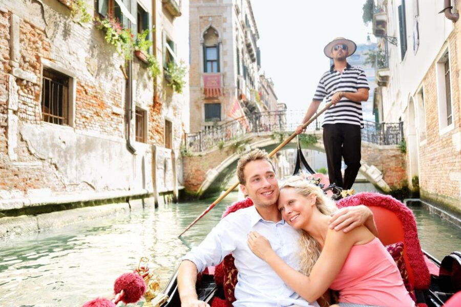 Venice: Romantic Gondola Tour and Dinner for Two