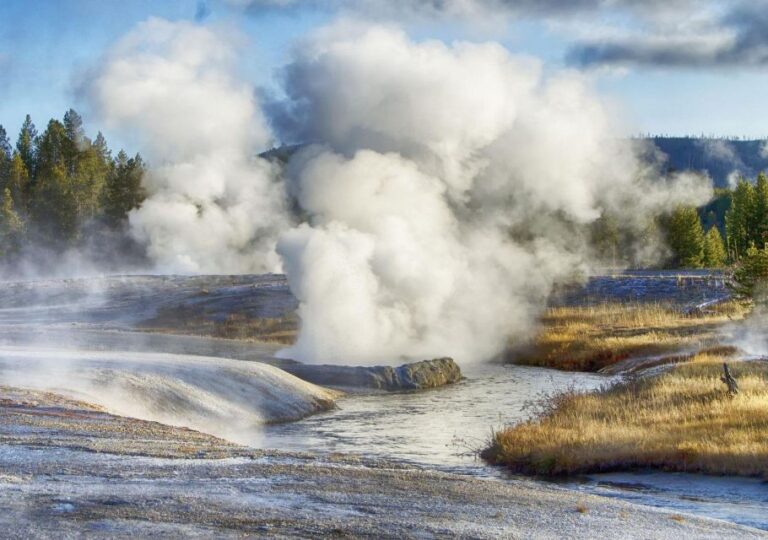 Yellowstone: Self-Driving Audio Tour From West Entrance (EN)