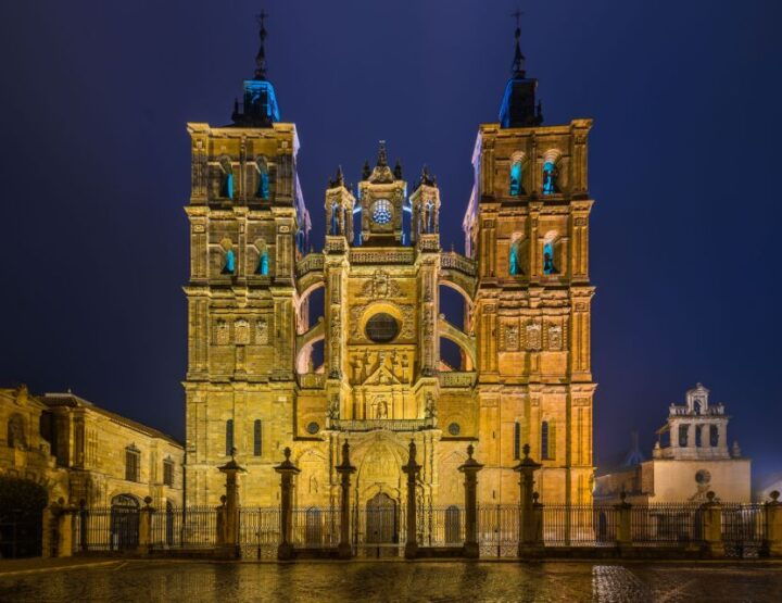 Astorga: Astorga Cathedral Entry Ticket With Audioguide - Audio Guide and Accessibility