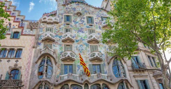 Barcelona: La Pedrera Guided Tour With Casa Batllo Option - Full Description