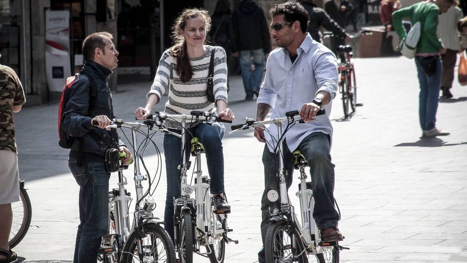 Barcelona: Small Group or Private Bike Tour - Tour Description