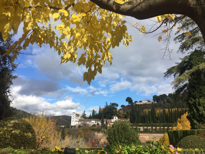 Granada: Alhambra & Generalife Fast-Track Guided Tour - Experience Highlights