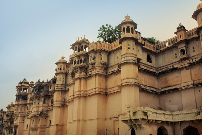 Guided City Palace Museum & Boat Jagmandir Island - Temple Visit