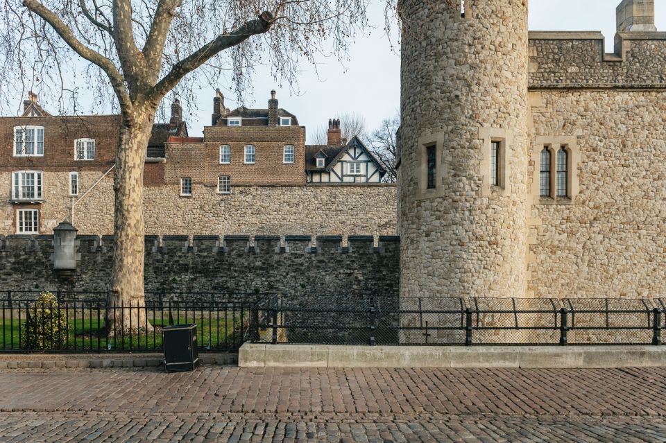 London: Tower of London Early Access Tour With Beefeater - Activity Itinerary