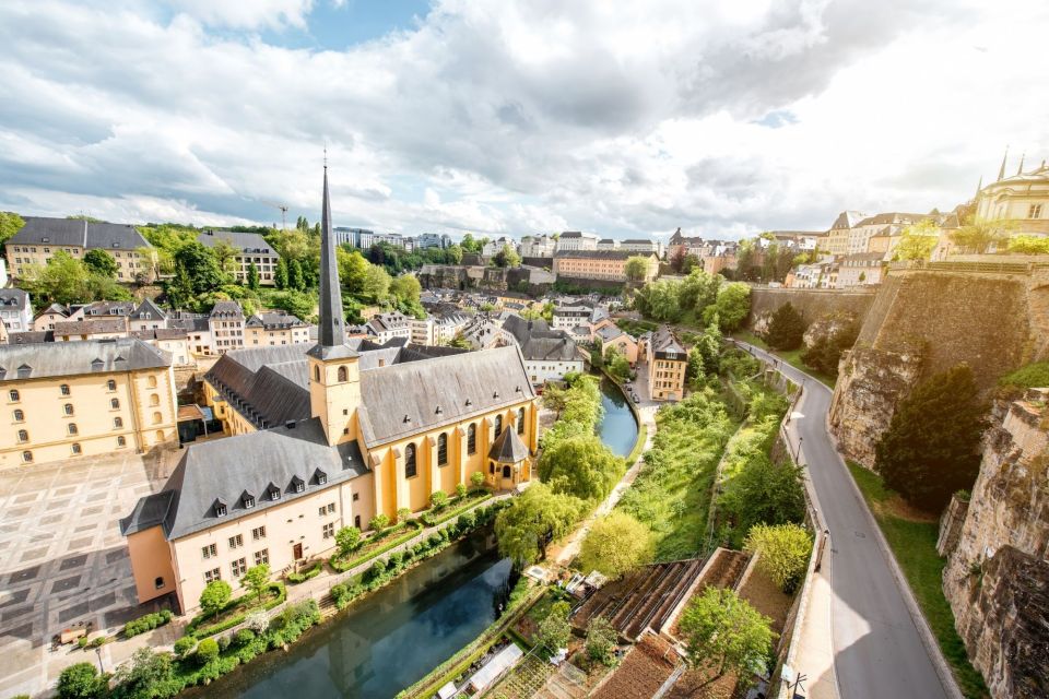 Luxembourg: First Discovery Walk and Reading Walking Tour - Itinerary