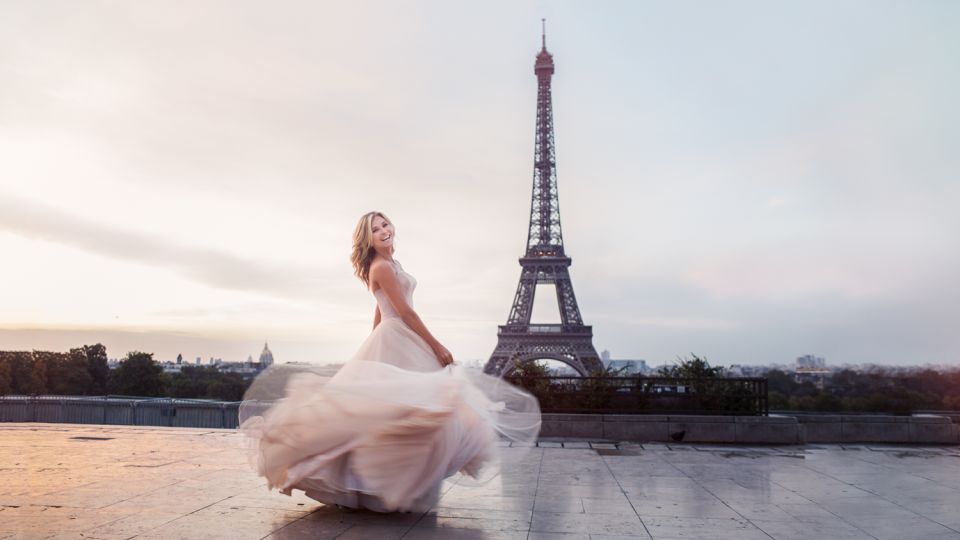 Paris: Private Photoshoot Near the Eiffel Tower - Duration and Language