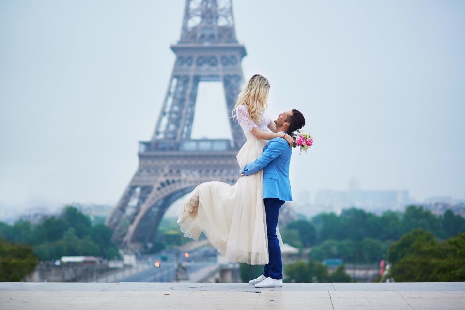 Paris: Romantic Couple Photoshoot (With Flower Bouquet!) - Inclusions