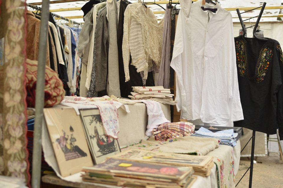 Paris: the Puces De Saint-Ouen Flea Market In-App Audio Tour - Language and Highlights