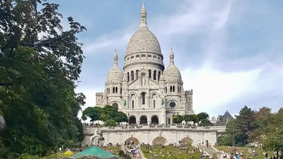 See 10+ Top Paris Sights - Fun Local Guide - Admire the Stunning Sacre-Coeur Basilica