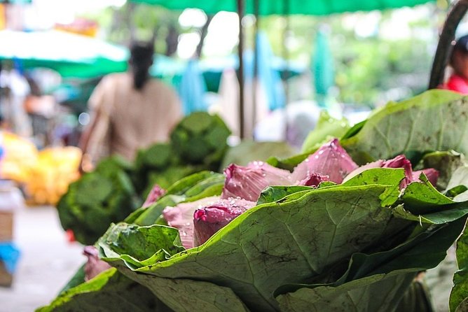  Bangkok - Visit of the Temples and the Flower Market. Half Day ITA Guide - Flower Market Exploration