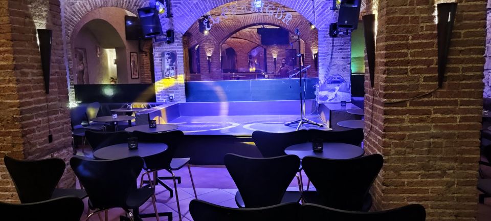 Barcelona: Exclusive Flamenco Show at El Paraigua With Drink - Schedule and Entertainment