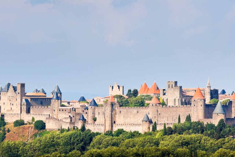 Carcassonne: City Exploration Game and Tour - Inclusions