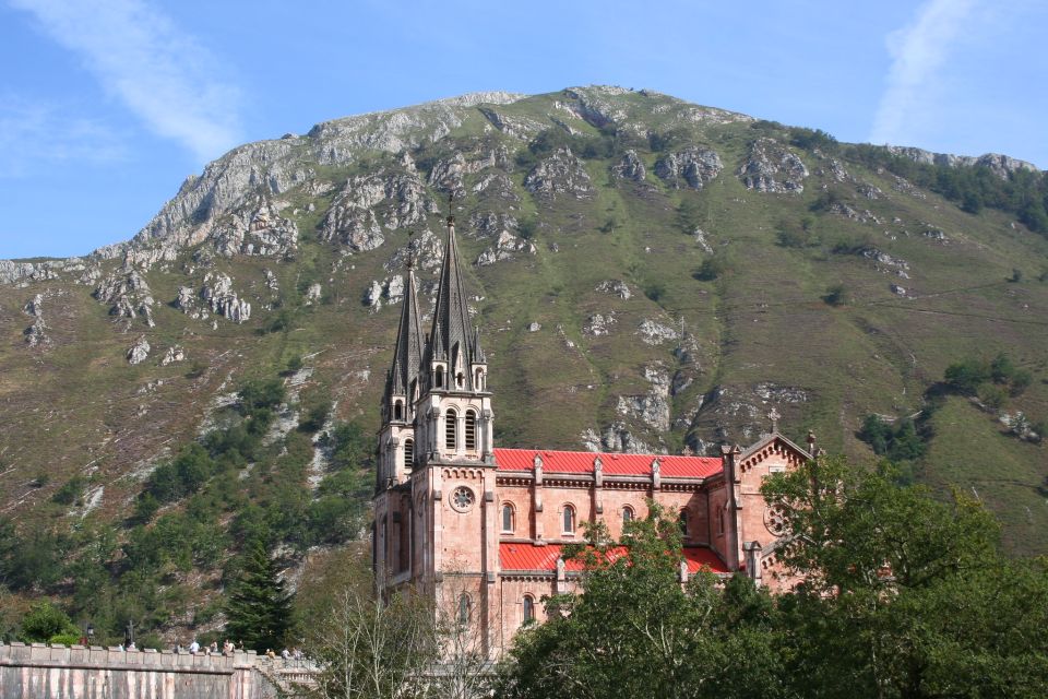 From Oviedo: Covadonga Lakes Day Tour With Guided Hike - Location & Details