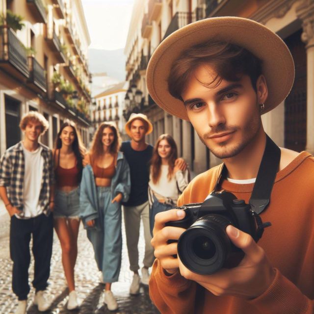 Malaga: Sightseeing Treasure Hunt & Private Paparazzi - Includes