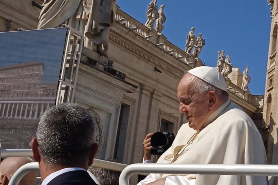 Newlywed Couples Blessing During Pope Francis Audience - Booking Information