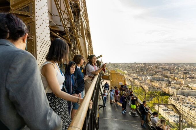 Paris: Eiffel Tower Guided Tour by Elevator - Tour Description