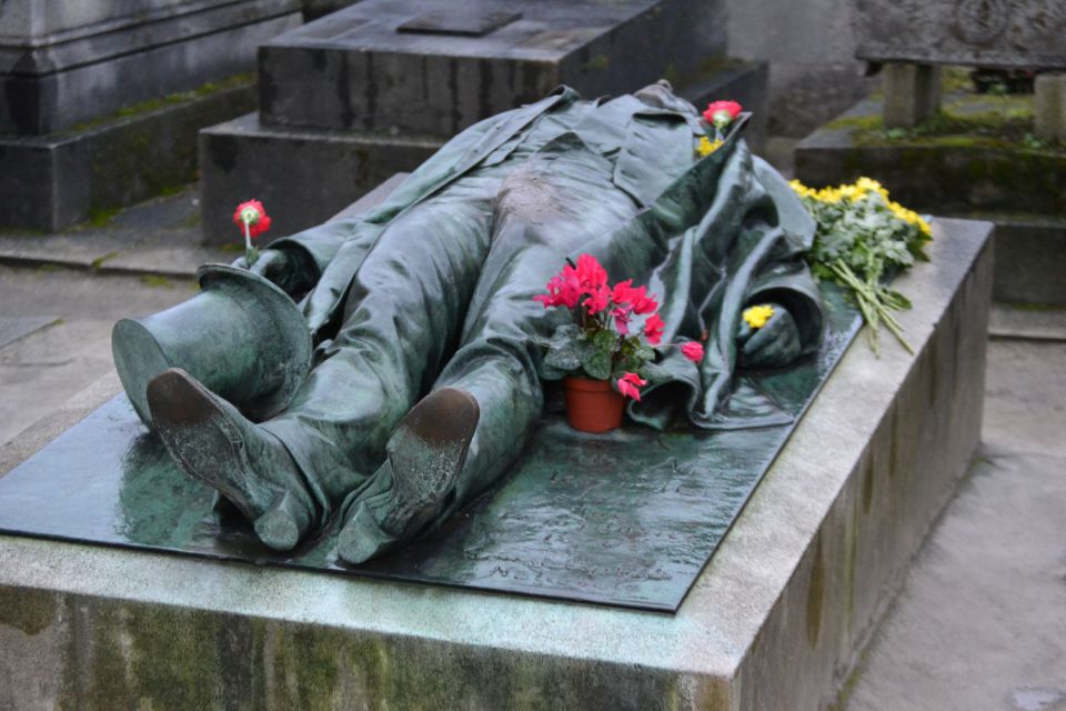 Paris: Pere Lachaise Cemetery Guided Tour - Cemetery Exploration