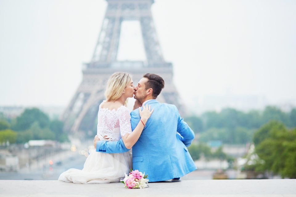 Paris: Romantic Couple Photoshoot (With Flower Bouquet!) - Booking Process and Logistics