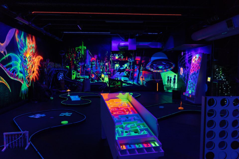 Queenstown: Indoor Putt 'n' Glow Mini Golf - Inclusions