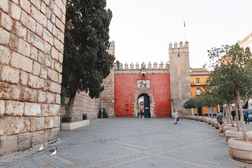 Seville: Alcazar Exclusive Special Access First Entrance - Peaceful Garden Stroll Experience