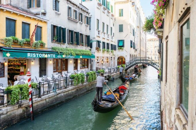 Venice: Romantic Gondola Tour and Dinner for Two - Itinerary