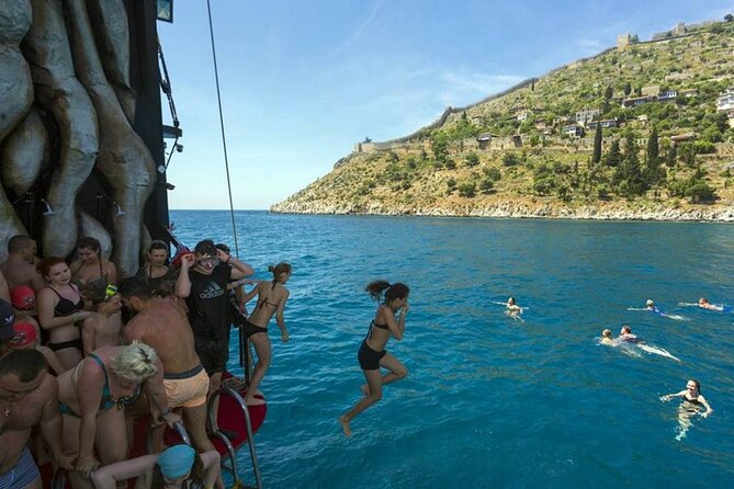 Alanya Pirate Boat Trip With Unlimited Drinks & Lunch - Onboard Entertainment