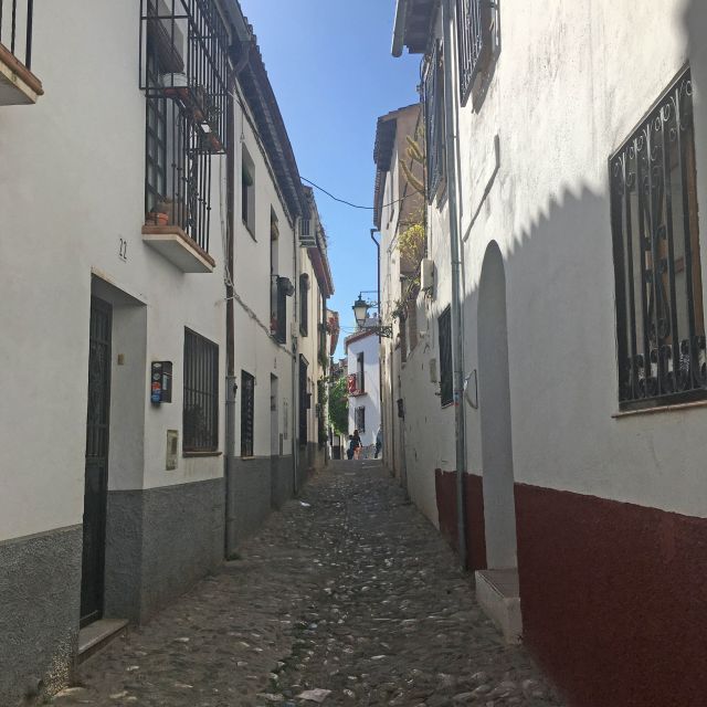 Granada: Albaicín and Sacromonte Smartphone Audio Guide - Common questions