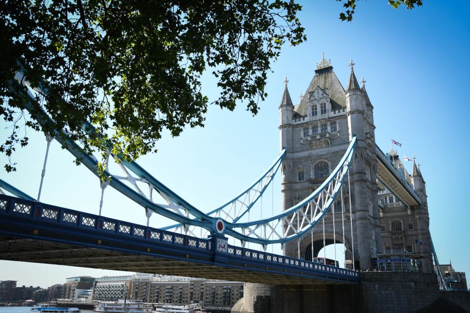London: Top 15 Sights Walking Tour and Clink Prison Entry - Explore Big Ben