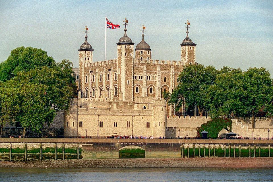 London: Tower of London, Thames Boat & Changing of the Guard - Meeting Point