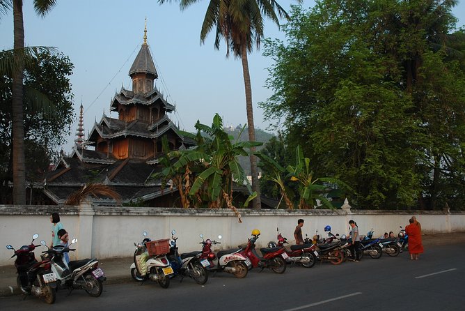 Monks Morning Almsgiving Tour (Food Offering) - Booking Information