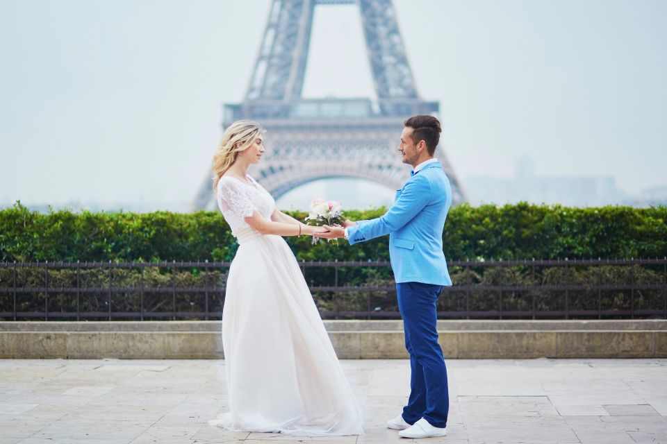 Paris: Romantic Couple Photoshoot (With Flower Bouquet!) - Directions