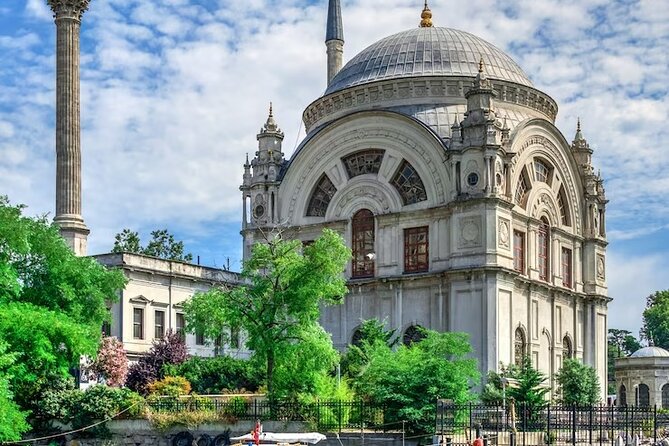 Dolmabahce Palace Tour and Bosphorus Yacht Cruise - Photo Opportunities