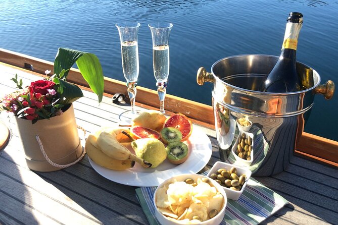 Private Guided Sailing Boat Tour on Lake Como With Aperitif - Common questions