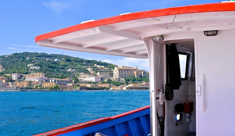 Sperlonga: Private Boat Tour to Gaeta With Pizza and Drinks - On-Board Facilities and Equipment