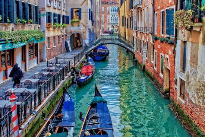 Venice: Romantic Gondola Tour and Dinner for Two - Important Information