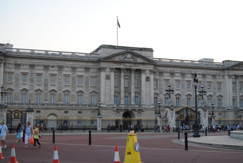 London: Famous Landmarks of the City by Car - St. Pauls Cathedral Drive